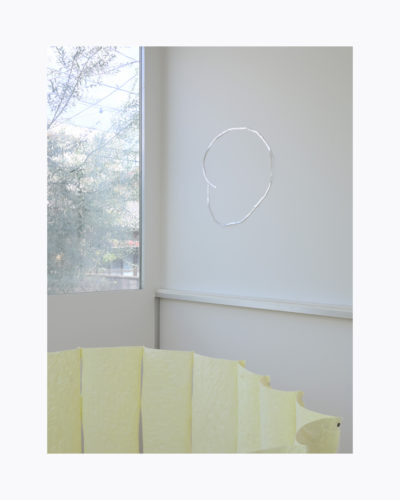 木下 理子 “顕れる日” 2025, Mesh, paper clay, acrylic paint, paperclips, aluminum foil, neodymium magnets, Installation © Riko Kinoshita