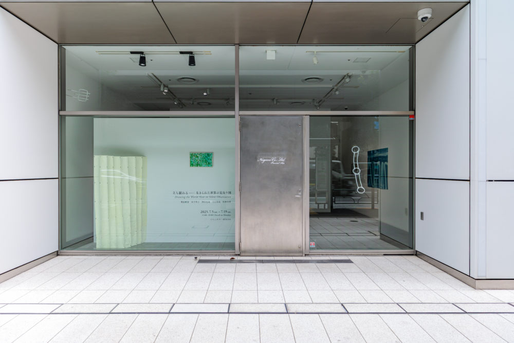 左より 木下理子《光子》2025、奥山帆夏《curtain》2025、木下理子《typo》2025 / Photo : Takahiro Tsushima