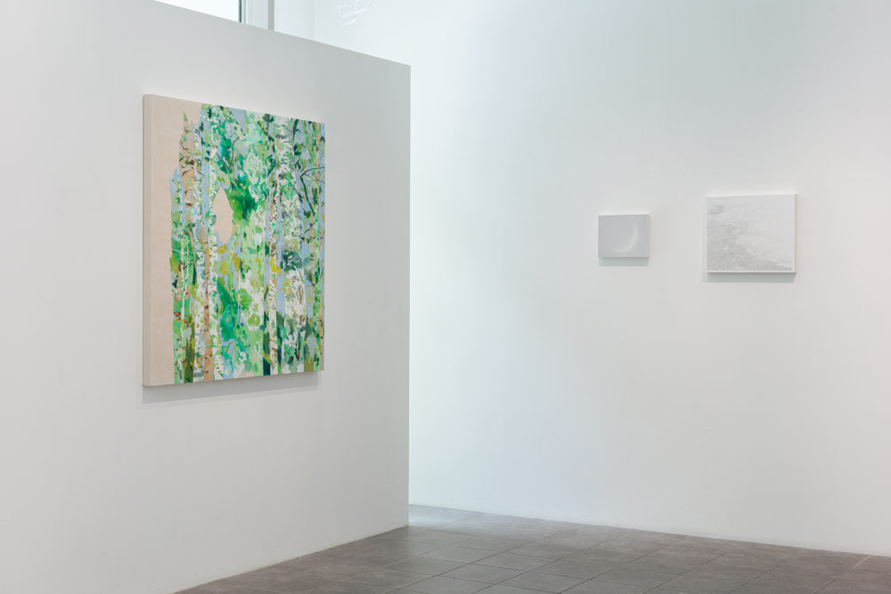 左より 奥山帆夏《TRILL》2025、澤田光琉《Calm Tone (graphite) #3》2025、澤田光琉《Calm Tone (graphite) #5》2025 / Photo : Takahiro Tsushima