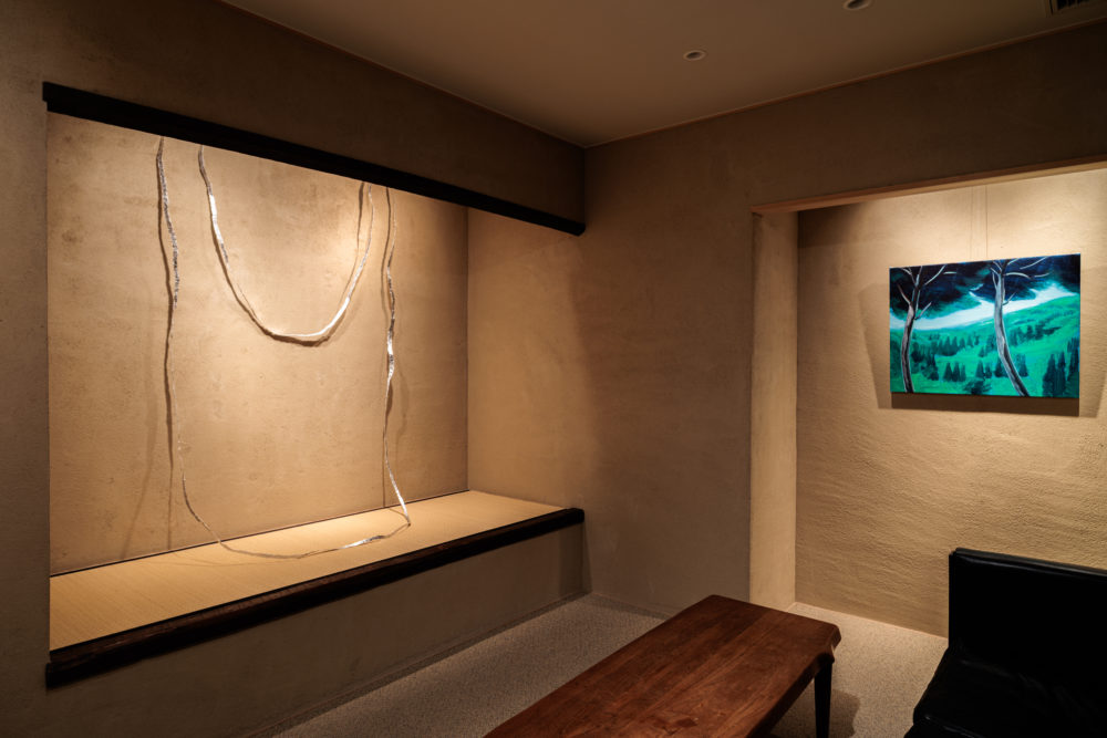 左より 木下理子《ghost》2025、白石効栽《untitled》2025 / Photo : Takahiro Tsushima