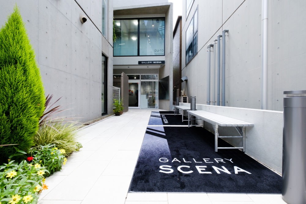GALLERY SCENA. エントランス　人通りの多いエリアですが、喧騒から少し離れた場所にある落ち着いたギャラリーです