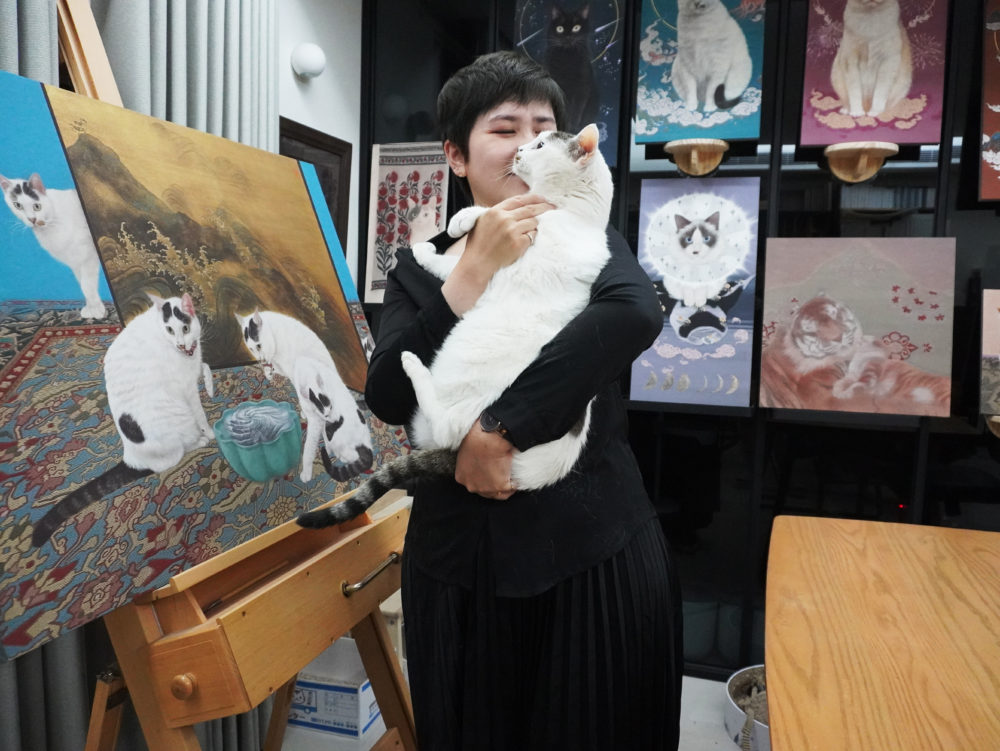 チン・ペイイさんと「潜龍」のモデル、点点ちゃん