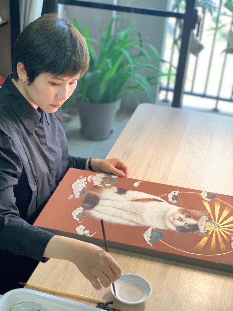 「地」を制作中のチンさん