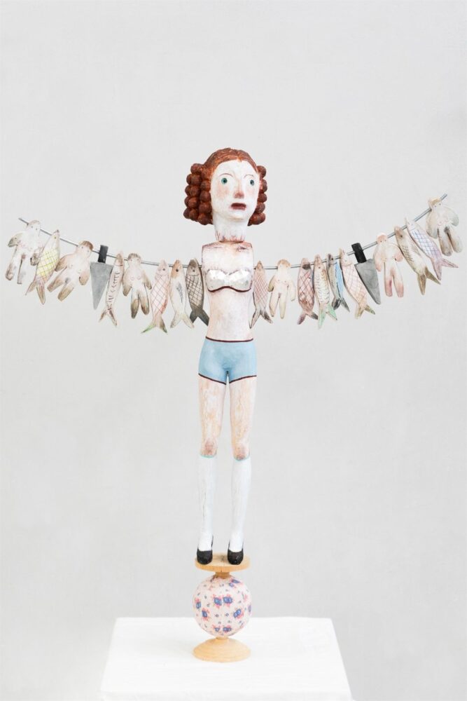 翁 素曼《The Wind Passes on Either Side of the Body》2026年　ヒノキ・銀箔・針金・布　H66×W55×D10cm